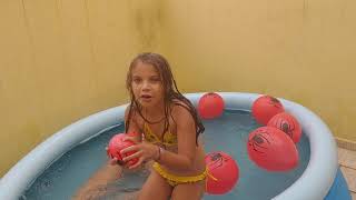 Diversão Na Piscina, Bexiga Do Homem Aranha Na Piscina - Minha Mãe Deixa