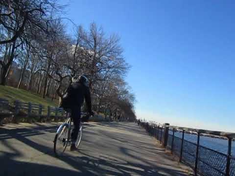 晴れた三月の日のリバーサイドパークを自転車で南下。