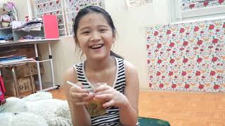 Gia Linh ăn chè xong tự học bài Tiếng Anh ở nhà