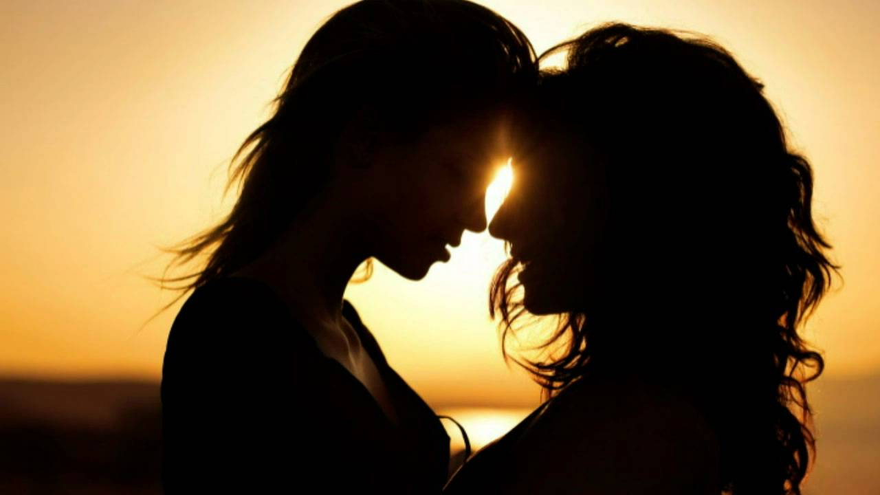 Лезбиянки проститутки целуются после того как потрахались с использованием самотыков