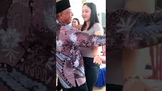 Sinden Tayub Y Menggoyang Kakek