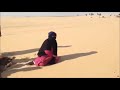 سعودي يزلج زوجته على رمال الصحراء