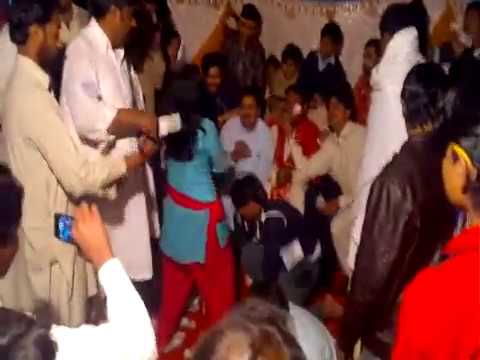 abhi to mein jawan hoon (Gulshan wedding mujra in kotmomin)...