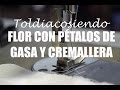 flor hecha con petalos de gasa y cremallera