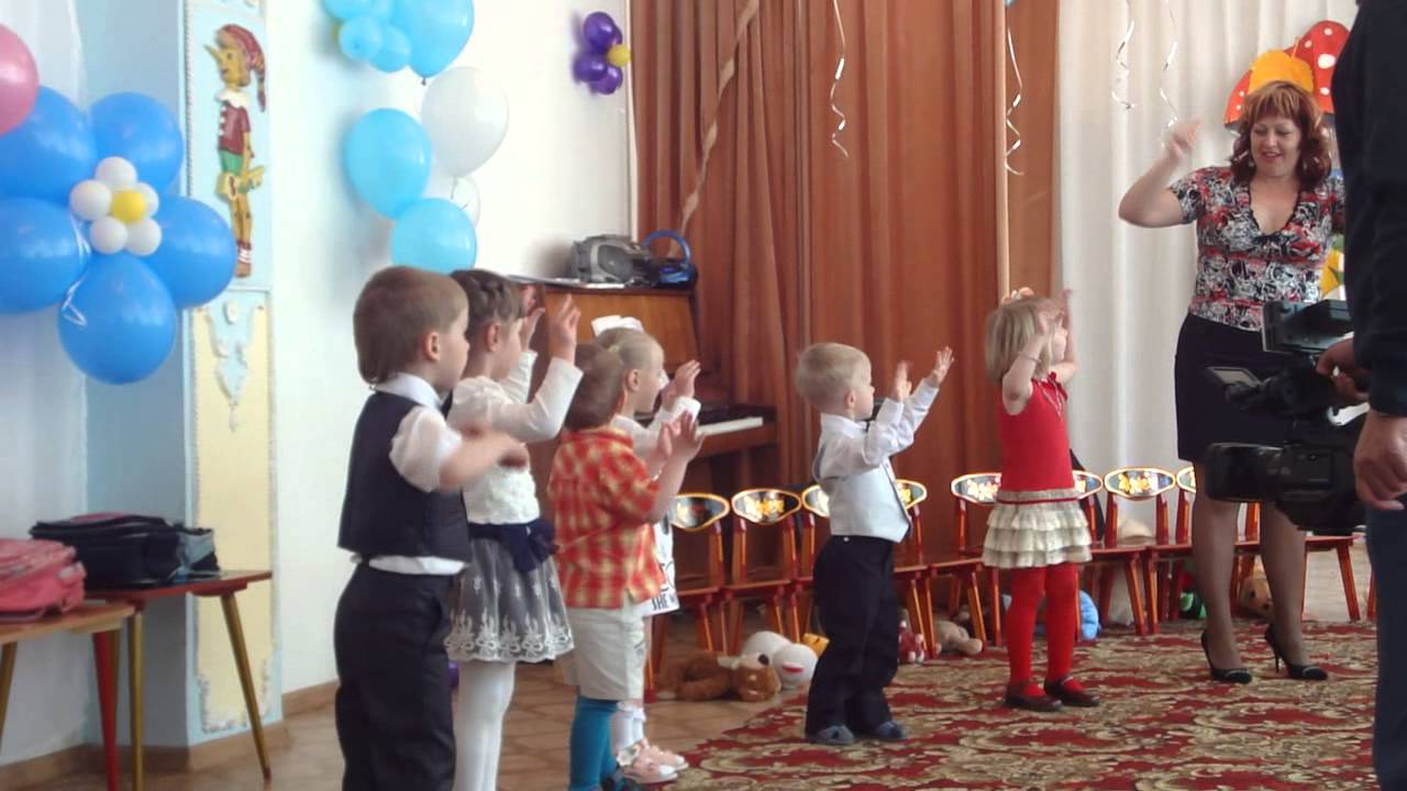 Поздравление выпускникам от малышей в детском саду Поздравление выпускникам от малышей в детском саду