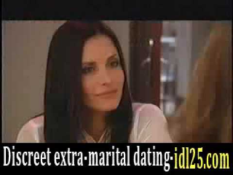 idl25.com Jennifer Aniston kisses Courtney Cox in the final episode of Dirt 