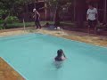 jogando a mah dinovo na piscina