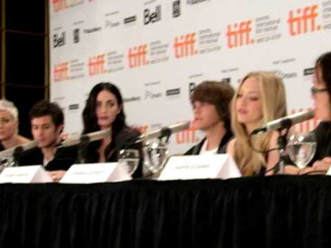 Megan Fox and Amanda Seyfried megan fox and amanda seyfried jennifer. Megan Fox and Amanda Seyfried