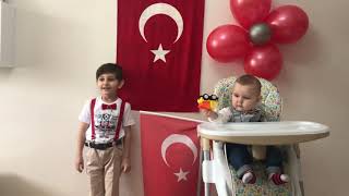 Evde 23 Nisan Kutlaması