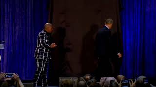 Obama shows portrait of Howard The Alien 🤔