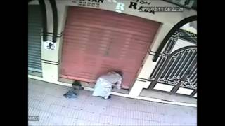 Une Femme jette de la sorcellerie devant un magasin انظروا إمرأة تصب السحر أمام متجر