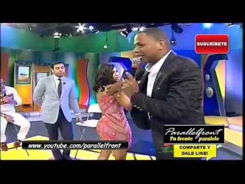 Evelina Garcia se deja tocar de el Boli/MasRoberto (mujer se deja tocar en programa)