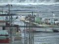 東北地方太平洋沖地震 津波にのみ込まれる八戸館鼻漁港
