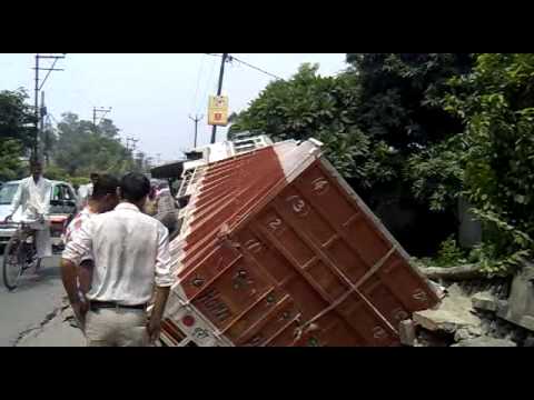 saharanpur truck live gusna sadak me(court road).mp4