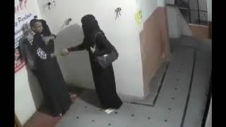 Algérie : 2 prostituées algérienne en hijab rendent visite a un noir subsaharien