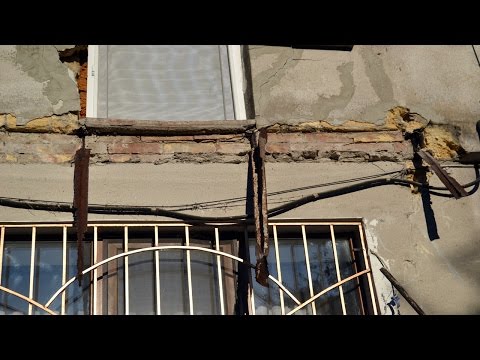 В одессе рухнул балкон памятника архитектуры, задев автомоби.