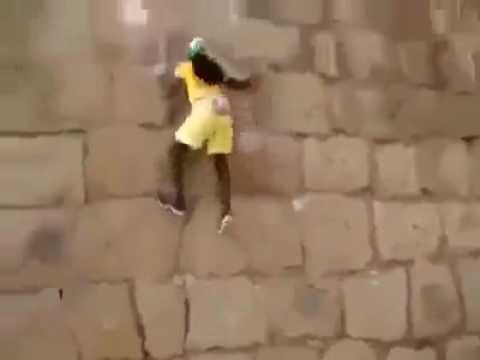 Зрелый мужчина ловко трахает вибратором рыжую мамку в анальную дырку
