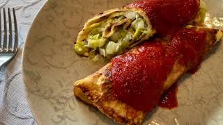 Porreepfannkuchen: Dinkelpfannkuchen, geschmorter Porree und eine delikate Tomatensauce
