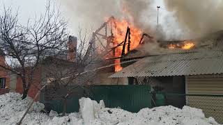 Видео Пожар на улице Горюнова в Коломне. Видео очевидца. от ЯТЬ KOLOMNA-SPRAVKA, Яблоневая улица, Коломна, Россия