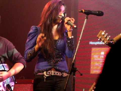 Jao Pakhi Bolo.. Shreya Ghoshals Live Performance in Aparajita...