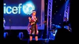 Watch Trijntje Oosterhuis Raindrops Keep Falling On My Head video