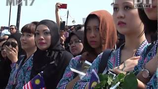 MH17 - Suasana pilu ketika jenazah dibawa keluar