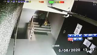 Karşıyakada Apartmandan Ayakkabı Çalan Hırsızlar Kameraya Takıldı