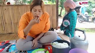Bunda Sedang Makan Siang Di Saung Lesehan Dengan Nasi Liwet Dan Ikan Asin