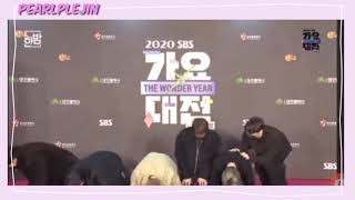 BTS at 2020 SBS gayo daejeon in daegu🌟 The mc & camera panicked when bts kneelde