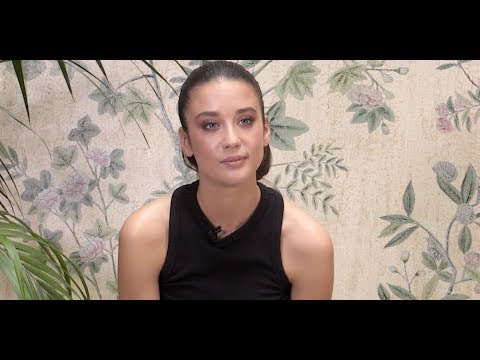 #ELLEpregunta a MarĂa Pedraza, protagonista de 'ÂżA quiĂ©n te llevarĂas a una isla desierta?' | ELLE