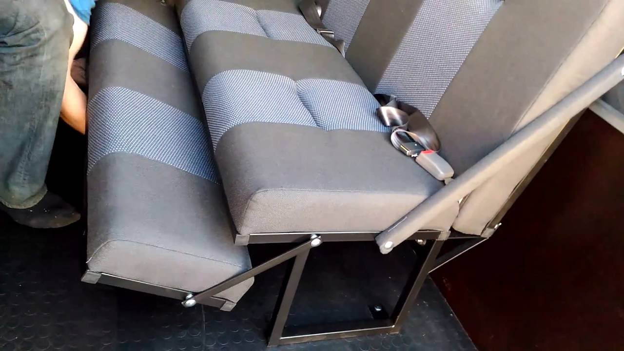 Пышка спит на раскладном кресле фото