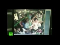Video: Un hombre prende fuego a un bus con 80 personas a bordo