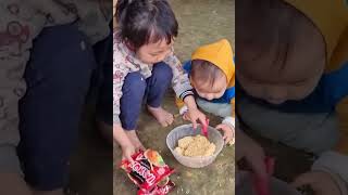 A Orphan Girl Feeding Noodles Younger Sister And Sell A Duck