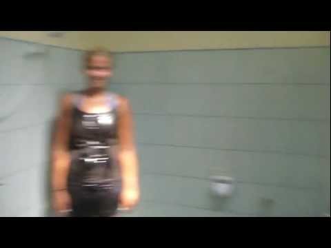 Evelina hoppar i duschen