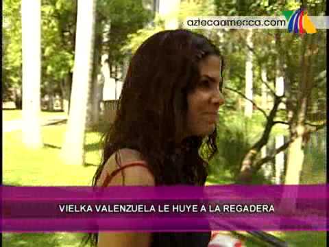 Vielka Valenzuela le huye a la regadera