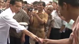 Pak Jokowi Borong Baju di Pinggir Jalan, awas copet! awas copet!