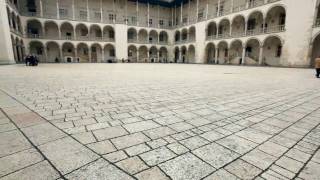 Zabytki Krakowa: odnowiony dziedziniec Wawelu