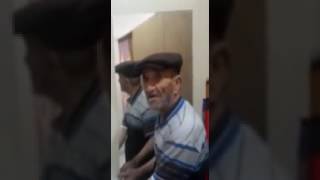 Aynada Kendisiyle Konuşan Yaşlı Amca