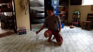 Jogando Desafio Da Garrafa -Mostrando A Cueca