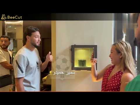 Меня остановила девушка и попросила сфотографировать её. Я её совсем не знаю. Меня остановила девушка и попросила сфотографировать её. Я её совсем не знаю.