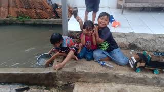 Adik Kakak Mandi Bareng Kompak Banget