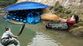 A Giant Blue Clam With A Desirable Blue Pearl Gemstone, Extremely Beautiful
