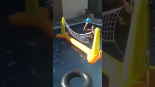 Jogando Volei Na Piscina Mais Meu Amigo