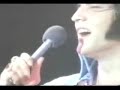 Elvis Presley canta