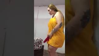 بعد الأستحمام .. البطة ترتدى الملابس الداخلية وكله باين.. برجاء الأشتراك بالقناة ليصلك كل جديد
