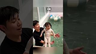 Cette Pee Fille Est Tombée En Arrière Dans La Piscine