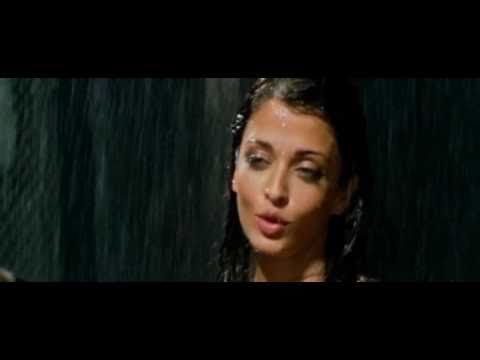 Aishwarya Rais sexiest shots from Dhoom 2