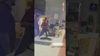 İsrailli Işgalciler Kudüste Bir Sinema Salonu Çalışanlarına Saldırarak Araplara Ölüm Diye Bağırdı