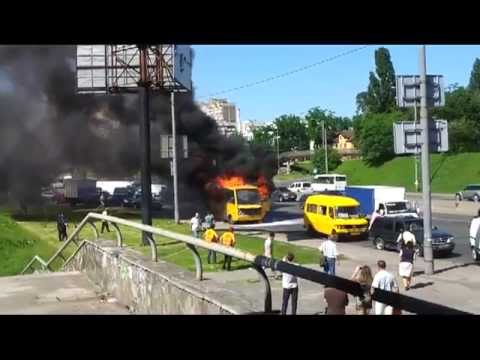 В Киеве дотла сгорела маршрутка - самое полное видео