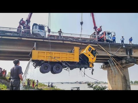 Cận cảnh trục vớt xe tải tai nạn đâm đổ lan can cầu lao xuống sông tại Cầu Bình địa phận Chí Linh